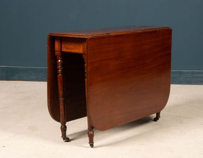 Mahogany shutter table. 
71 x 148 x 99 cm...