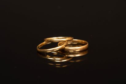 Three gold wedding rings.
750°/00 gold. 
TDD...