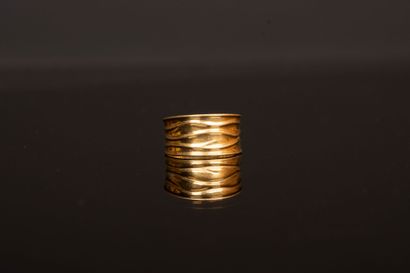 Large irregular gold ring.
750°/00 gold.
TDD:...