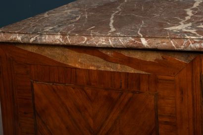 Chest of drawers in frieze, marble top, opening...