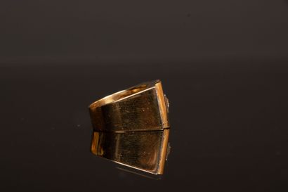 Gold tank ring set with old-cut diamonds.
750°/00...