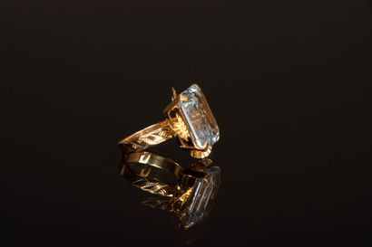 Yellow gold ring set with an emerald-cut...