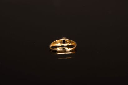 Gold ring set with a small sapphire.
750°/00...