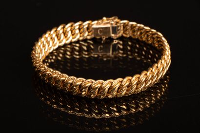 Gold bracelet, flat twisted link.
750°/00...