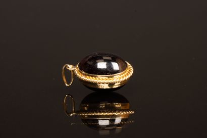 Ovoid garnet medallion set in gold.
750°/00...