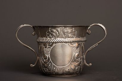 Porringer cup in 950-milliliter silver, centered...