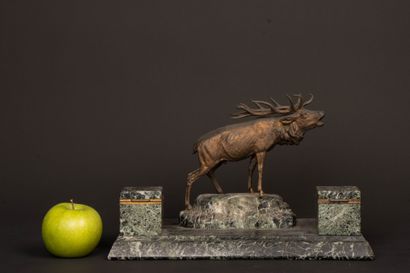 Marble desk inkwell surmounted by a patinated...