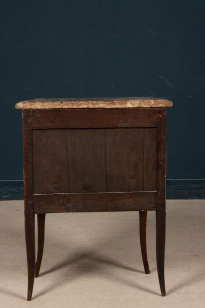 Jumping chest of drawers in amaranth and...