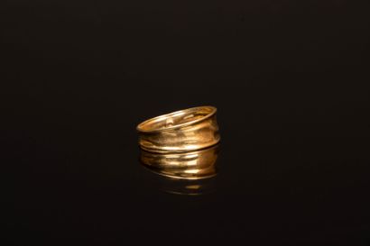 Large irregular gold ring.
750°/00 gold.
TDD:...