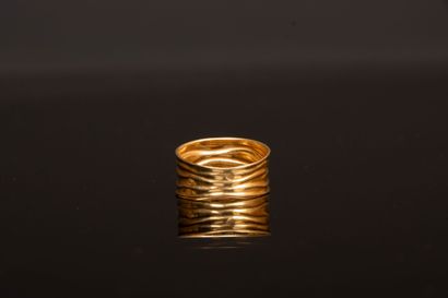 Large irregular gold ring.
750°/00 gold.
TDD:...
