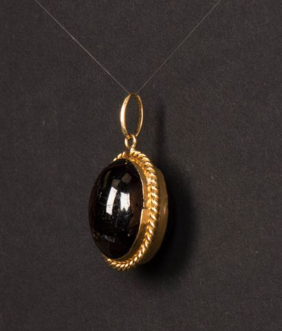 Ovoid garnet medallion set in gold.
750°/00...