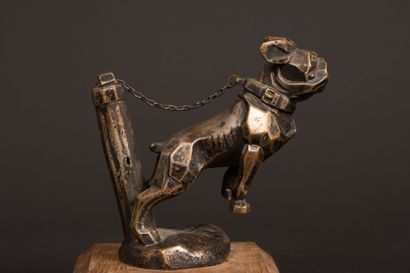 Bouledogue à la chaîne