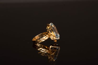 Yellow gold ring set with an emerald-cut...