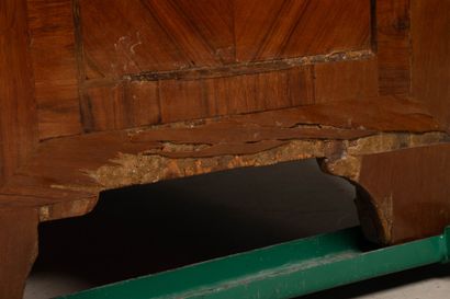 Chest of drawers in frieze, marble top, opening...