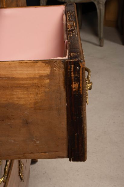 Chest of drawers in frieze, marble top, opening...