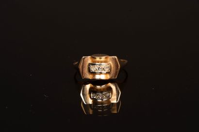Gold ring with small diamonds.
Gold 750°/00....