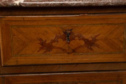 Chest of drawers in frieze, marble top, opening...
