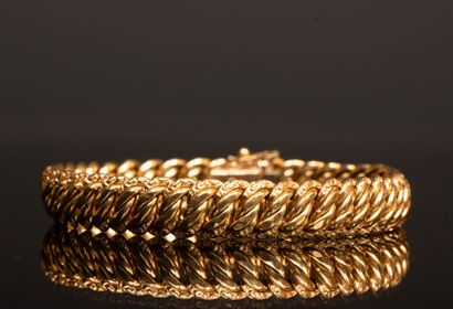 Gold bracelet, flat twisted link.
750°/00...
