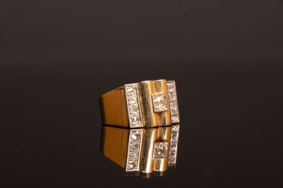 Gold tank ring set with old-cut diamonds.
750°/00...