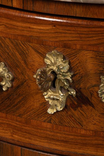 Jumping chest of drawers in amaranth and...