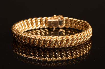 Gold bracelet, flat twisted link.
750°/00...