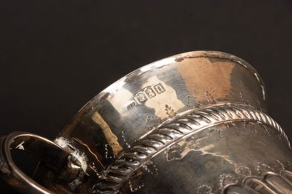 Porringer cup in 950-milliliter silver, centered...
