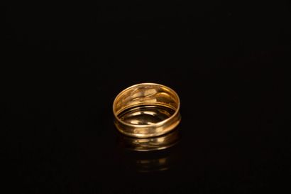 Large irregular gold ring.
750°/00 gold.
TDD:...