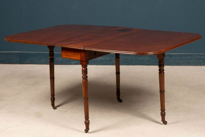 Mahogany shutter table. 
71 x 148 x 99 cm...
