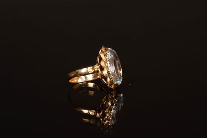 Yellow gold ring set with an oval aquamarine...