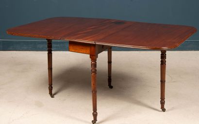 Mahogany shutter table. 
71 x 148 x 99 cm...