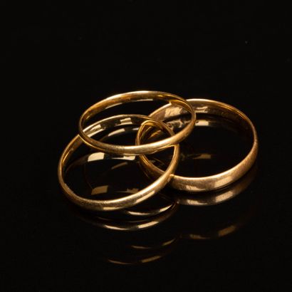 Three gold wedding rings.
750°/00 gold. 
TDD...
