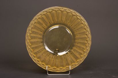 René LALIQUE (1860-1945) 
Assiette jaune...