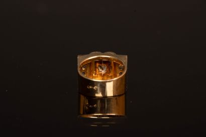 Gold tank ring set with old-cut diamonds.
750°/00...