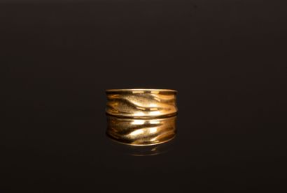 Large irregular gold ring.
750°/00 gold.
TDD:...