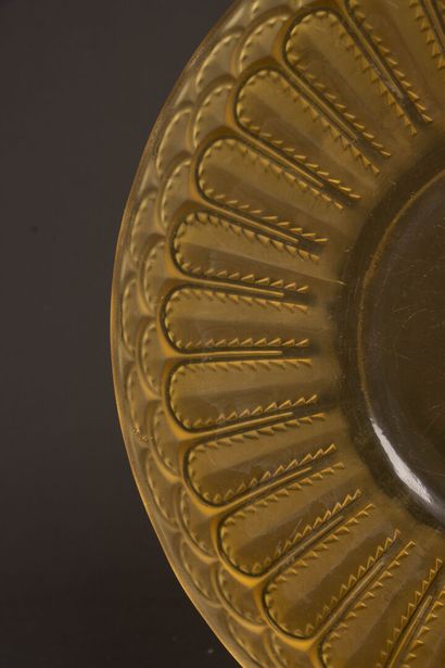 René LALIQUE (1860-1945) 
Assiette jaune...