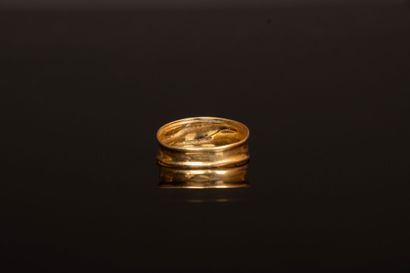 Large irregular gold ring.
750°/00 gold.
TDD:...