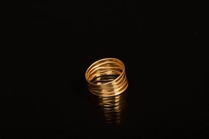 Large irregular gold ring.
750°/00 gold.
TDD:...