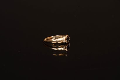 Gold ring set with a small sapphire.
750°/00...