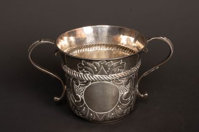 Porringer cup in 950-milliliter silver, centered...