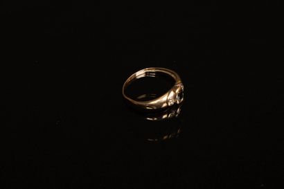 Gold ring set with a small sapphire.
750°/00...