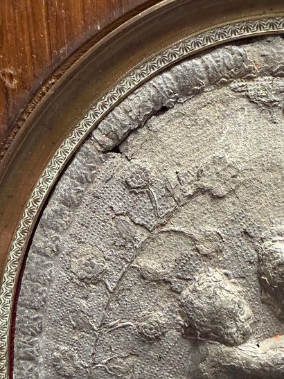 Médaillon en relief, étain XVII°: Vierge...