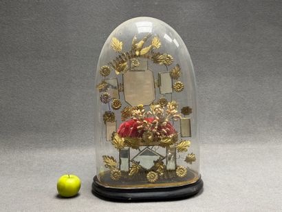 Couronne de mariée sous globe, base en bois...