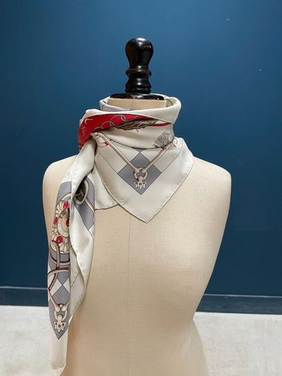 HERMES Paris
Carré en twill de soie framboise...