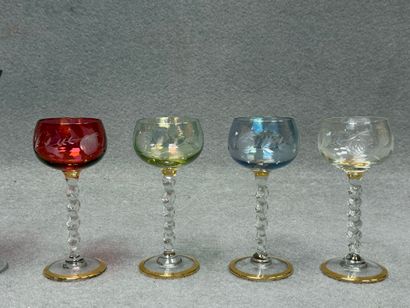 Six verres Roemer de couleur et 4 verres...