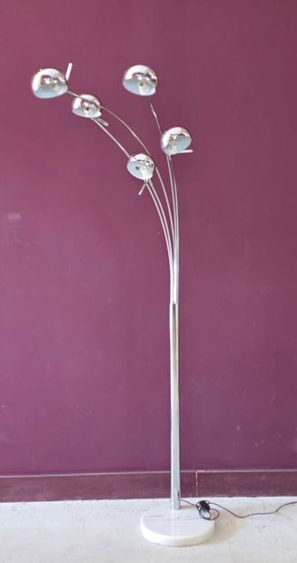 Lampadaire chromé 5 feux sur marbre. 
H....
