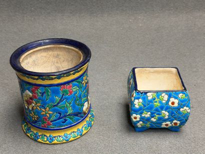 LONGWY 
Deux petits cache pot en faïence...