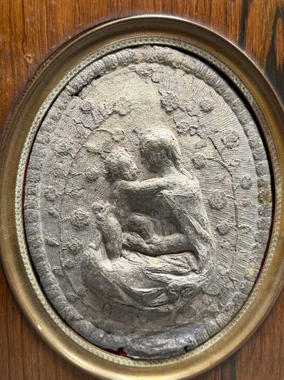Médaillon en relief, étain XVII°: Vierge...