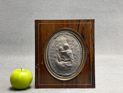 Médaillon en relief, étain XVII°: Vierge...