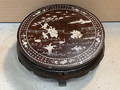 Table basse laqué de style asiatique, incrustation...