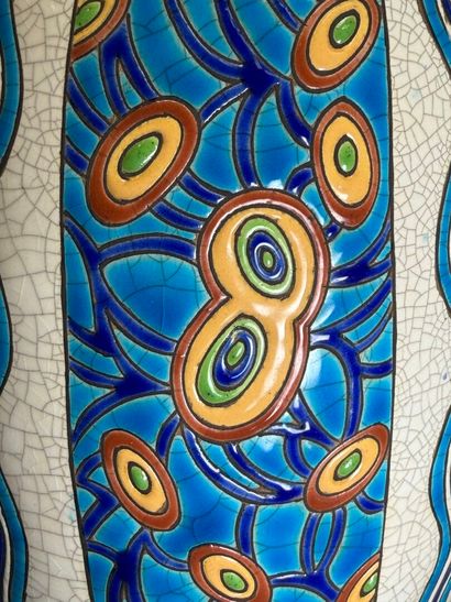 LONGWY 
Vase en faïence à décor d'émaux polychrome...